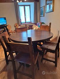 Tavolo legno rotondo e sedie in cuoio