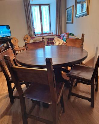 Tavolo legno rotondo e sedie in cuoio