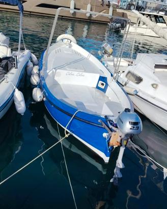 Gozzo in resina con posto barca
