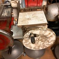 affettatrice a volano con piedistallo