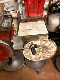 affettatrice a volano con piedistallo