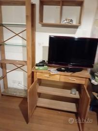 Mobile e due scaffali per soggiorno