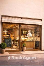 FUNZIONALE LOCALE COMMERCIALE, DUE AMPIE VETRATE.