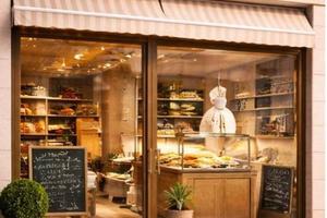 FUNZIONALE LOCALE COMMERCIALE, DUE AMPIE VETRATE.