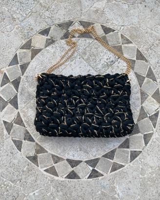 Pochette nera e oro fatta a mano in lycra in italy