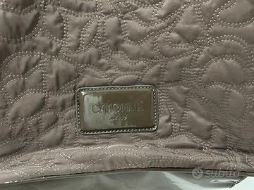 Borsa marrone con manici a catena. Camomilla