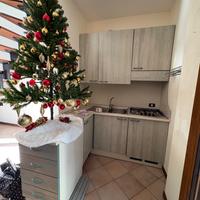 Cucina con tavolo e 4 sedie