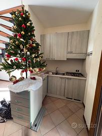 Cucina con tavolo e 4 sedie