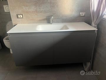 Mobile bagno con lavabo integrato in corian