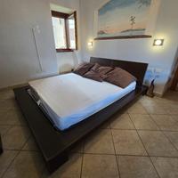 Letto moderno con comodino incluso 