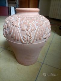 vaso in terracotta con fiori in rilievo