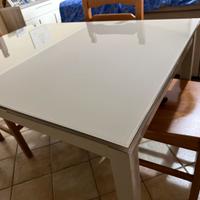 Tavolo allungabile in vetro temperato e acciaio