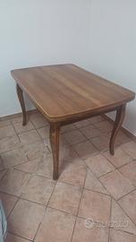 Tavolo in legno massello allungabile.