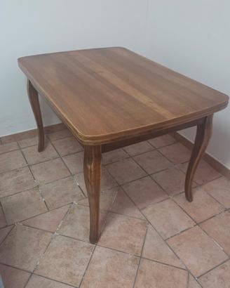 Tavolo in legno massello allungabile.