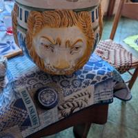 Porta vaso con teste di leone 