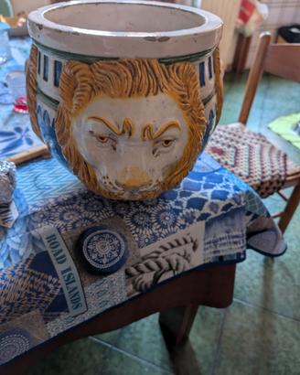 Porta vaso con teste di leone 