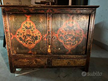 Credenza tibetana dipinta a mano