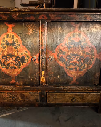 Credenza tibetana dipinta a mano
