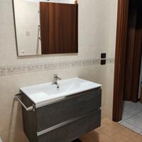 Mobile bagno con rubinetto e specchio