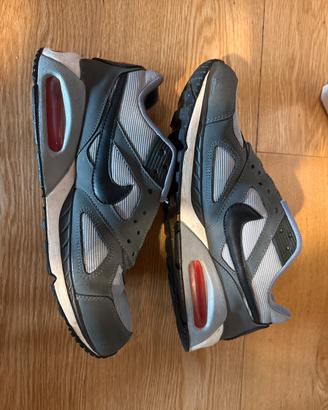Nike Air Max IVO grigio/nero/rosso