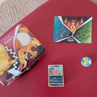 valigetta, adesivi, spilla e carte Pokemon