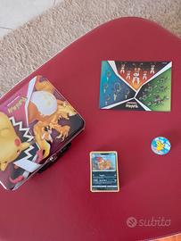valigetta, adesivi, spilla e carte Pokemon