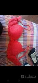 Reggiseno rosso in pizzo 