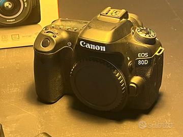 fotocamera Canon EOS 80D con obiettivo Canon EF-S 