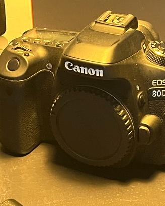 fotocamera Canon EOS 80D con obiettivo Canon EF-S 