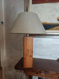 Lampada con cassetta di vino