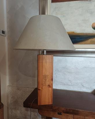 Lampada con cassetta di vino