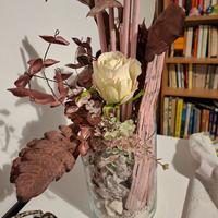 vaso di fiori artificiali