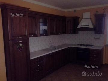 Cucina in legno castagno