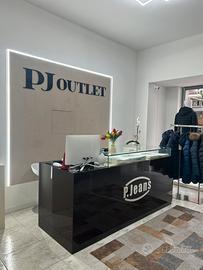 Arredamento per negozio di abbigliamento