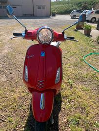 Vespa Primavera 125 rossa