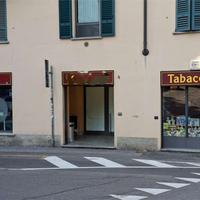 CANTU' affittiamo NEGOZIO/UFFICIO al piano terra