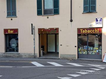 CANTU' affittiamo NEGOZIO/UFFICIO al piano terra