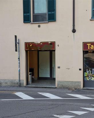 CANTU' affittiamo NEGOZIO/UFFICIO al piano terra