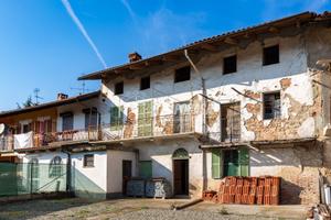 SAN SEBASTIANO DA PO RUSTICO CON MAGAZZINO E TRAVA