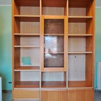 Libreria in legno con cassetti