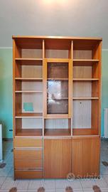Libreria in legno con cassetti
