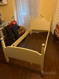 Letto singolo in legno bianco con rete