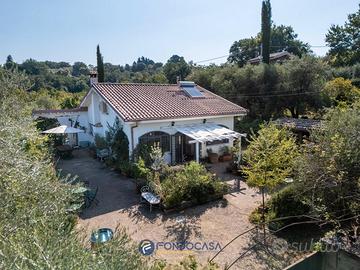 Zagarolo: villa indipendente con parco e piscina