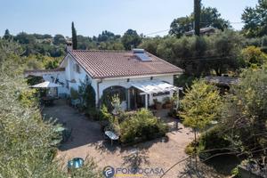 Zagarolo: villa indipendente con parco e piscina
