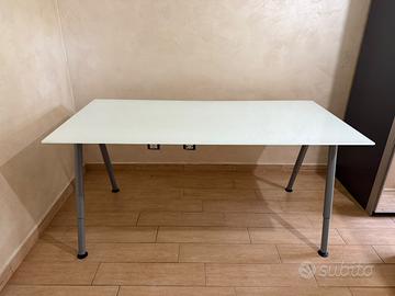 Scrivania IKEA con piano in cristallo 90 €
