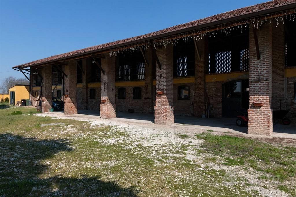 Rustico / Casale di 670 m² con più di 5 locali e b - Vista 4