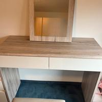 Tavolo da trucco con specchio e luci