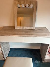 Tavolo da trucco con specchio e luci