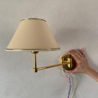 Lampada a parete vintage dorata con paralume crema