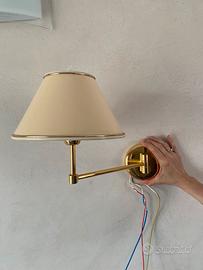 Lampada a parete vintage dorata con paralume crema